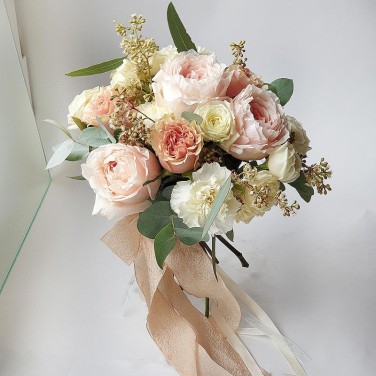 Букет невесты из пионовидных роз, гвоздик и зелени Розовый Шелк