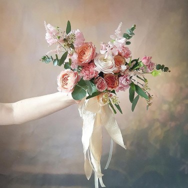 Букет невесты в свободном стиле из пионовидных роз, астильбы и зелени Морганит
