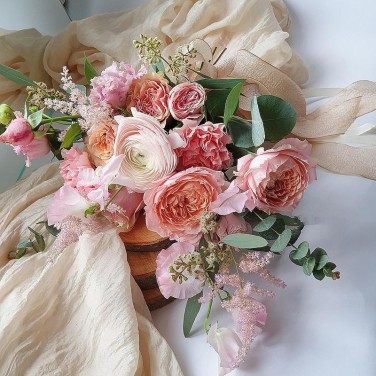 Букет невесты в свободном стиле из пионовидных роз, астильбы и зелени Морганит