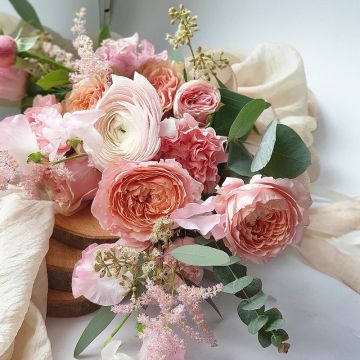 Букет невесты в свободном стиле из пионовидных роз, астильбы и зелени Морганит