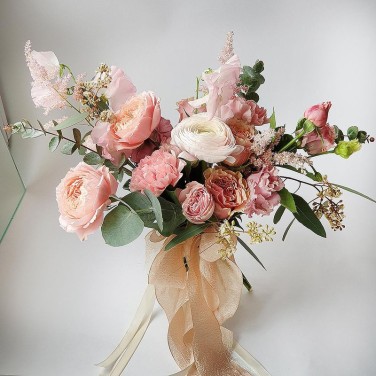 Букет невесты в свободном стиле из пионовидных роз, астильбы и зелени Морганит