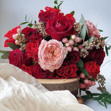 Красный букет невесты из роз, гиперикума и эвкалипта Драгоценный Гранат