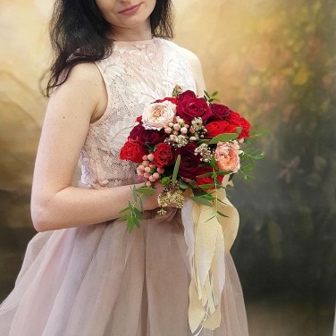 Красный букет невесты из роз, гиперикума и эвкалипта Драгоценный Гранат