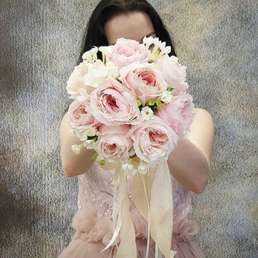 Свадебный букет невесты из пионовидных роз и бовардии Нежная Ева