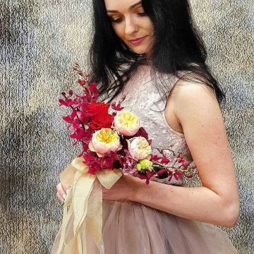 Яркий букет невесты из пионовидных роз и орхидей Спелая Вишня