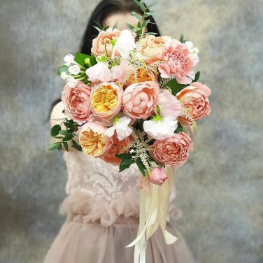 Нежный букет невесты из пионовидных роз, астильбы и бовардии Розовый Нефрит