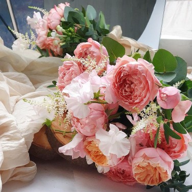 Нежный букет невесты из пионовидных роз, астильбы и бовардии Розовый Нефрит