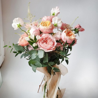 Нежный букет невесты из пионовидных роз, астильбы и бовардии Розовый Нефрит