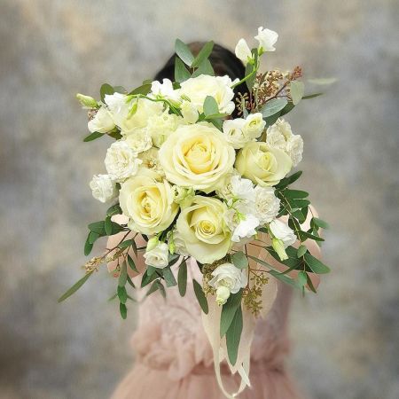 Белый свадебный букет из роз, эвкалипта и латируса Снежная Королева