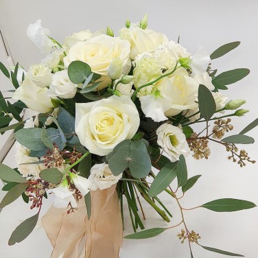 Белый свадебный букет из роз, эвкалипта и латируса Снежная Королева