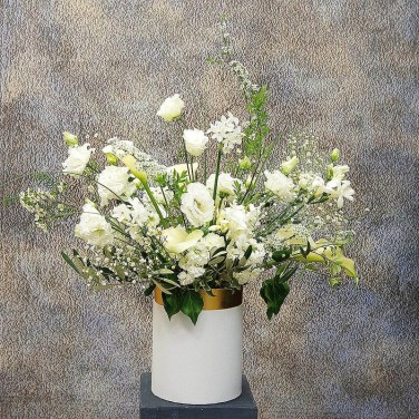 Шляпная коробка с каллами, эустомой, прунусом Белый Сапфир