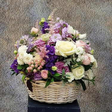 Сиреневая корзина из  роз, скабиозы и маттиолы Интуиция