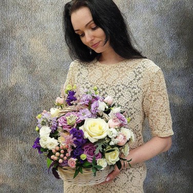 Сиреневая корзина из  роз, скабиозы и маттиолы Интуиция