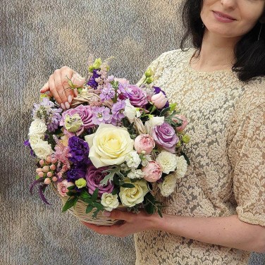 Сиреневая корзина из  роз, скабиозы и маттиолы Интуиция