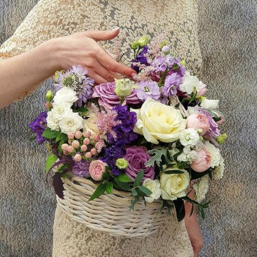 Сиреневая корзина из  роз, скабиозы и маттиолы Интуиция