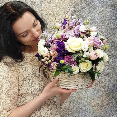 Сиреневая корзина из  роз, скабиозы и маттиолы Интуиция