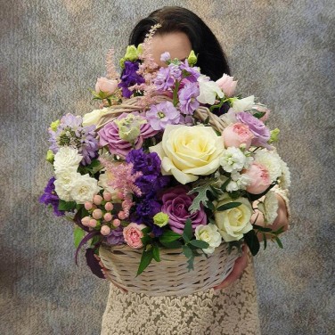 Сиреневая корзина из  роз, скабиозы и маттиолы Интуиция