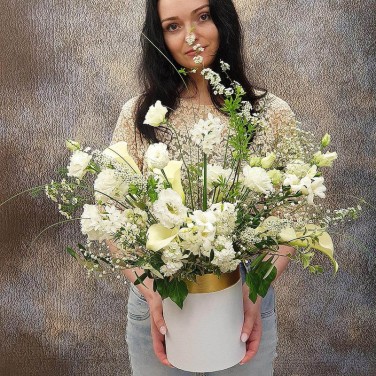 Шляпная коробка с каллами, эустомой, прунусом Белый Сапфир