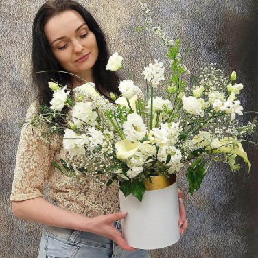 Шляпная коробка с каллами, эустомой, прунусом Белый Сапфир