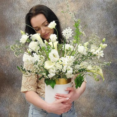 Шляпная коробка с каллами, эустомой, прунусом Белый Сапфир