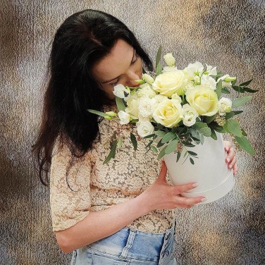 Букет в шляпной коробке из роз и эвкалипта Белая Планета