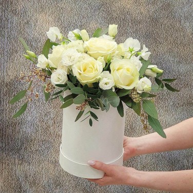 Букет в шляпной коробке из роз и эвкалипта Белая Планета