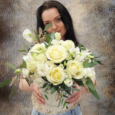 Букет в шляпной коробке из роз и эвкалипта Белая Планета