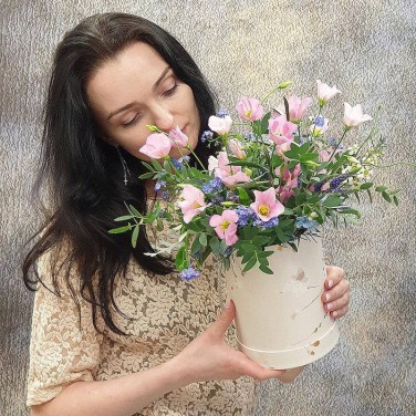 Шляпная коробка с незабудками, эустомой и оксипеталумом Гавайи