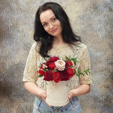 Шляпная коробка с красными розами Какой ты Марс