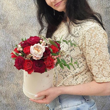 Шляпная коробка с красными розами Какой ты Марс