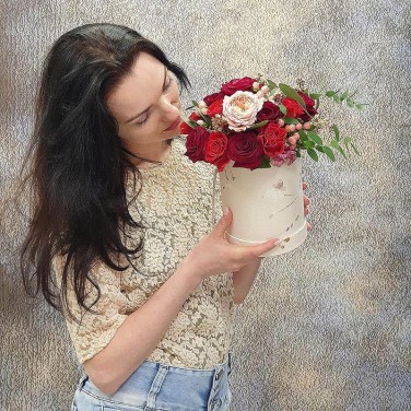 Шляпная коробка с красными розами Какой ты Марс