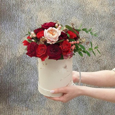 Шляпная коробка с красными розами Какой ты Марс