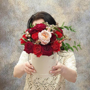 Шляпная коробка с красными розами Какой ты Марс