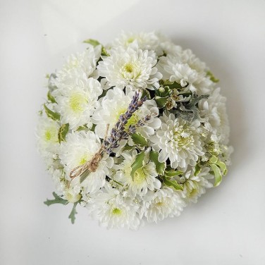 Круглая композиция из хризантемы и зелени на стол