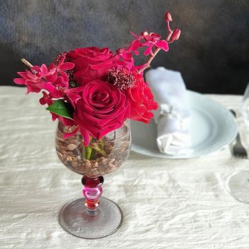 Композиция из роз и орхидей на праздничный стол в бокале