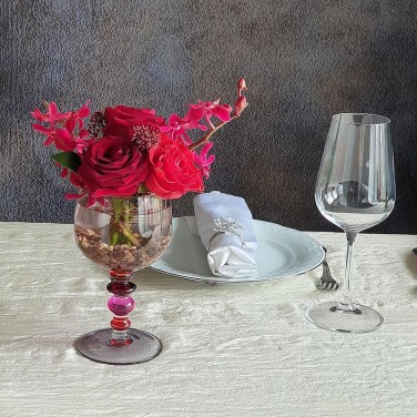 Композиция из роз и орхидей на праздничный стол в бокале