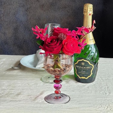 Композиция из роз и орхидей на праздничный стол в бокале