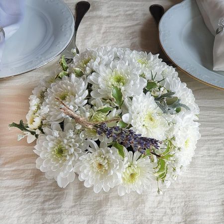 Круглая композиция из хризантемы и зелени на стол