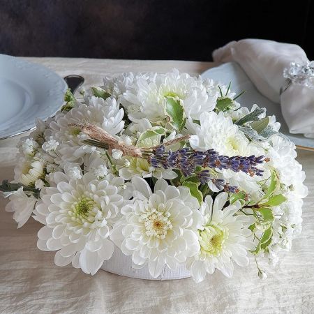 Круглая композиция из хризантемы и зелени на стол