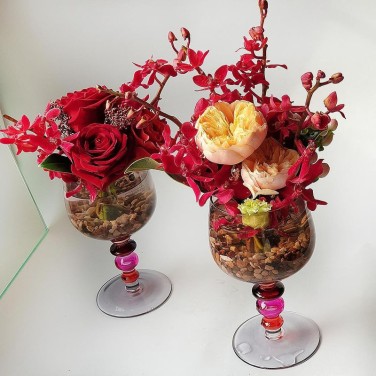 Композиция в бокале на праздничный стол из роз и дендробиума