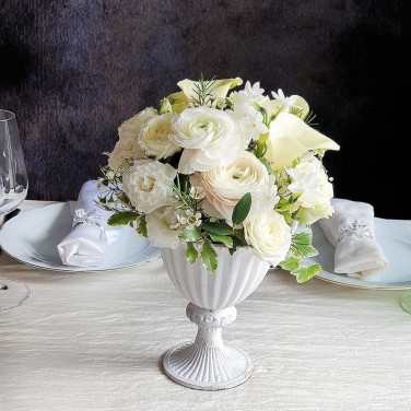 Праздничная композиция на стол из ранункулюсов, калл и роз