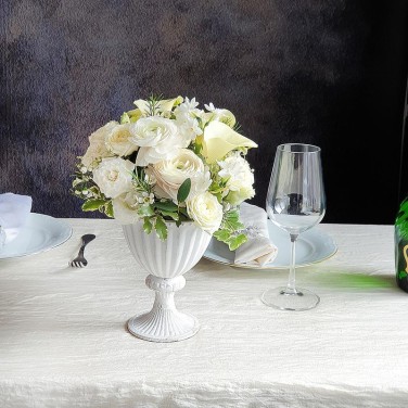 Праздничная композиция на стол из ранункулюсов, калл и роз