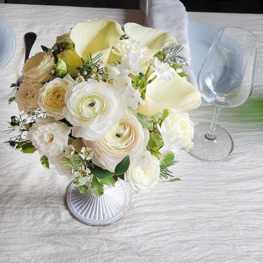 Праздничная композиция на стол из ранункулюсов, калл и роз