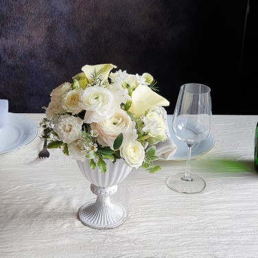 Праздничная композиция на стол из ранункулюсов, калл и роз