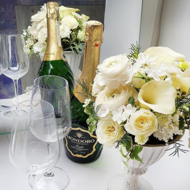 Праздничная композиция на стол из ранункулюсов, калл и роз