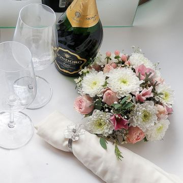 Свадебная композиция на праздничный стол из роз и хризантемы