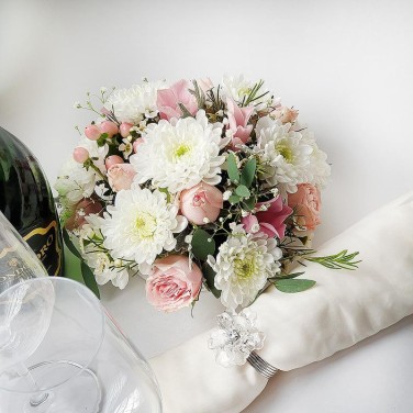 Свадебная композиция на праздничный стол из роз и хризантемы