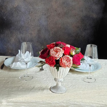 Свадебная композиция на праздничный стол из роз и скимии