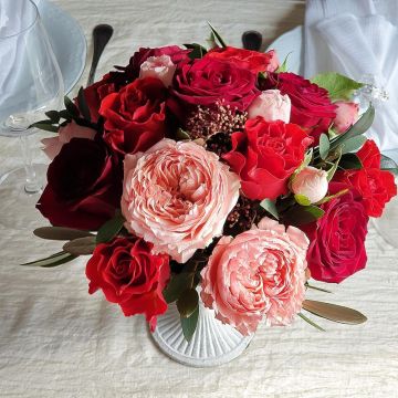 Свадебная композиция на праздничный стол из роз и скимии
