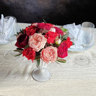Свадебная композиция на праздничный стол из роз и скимии